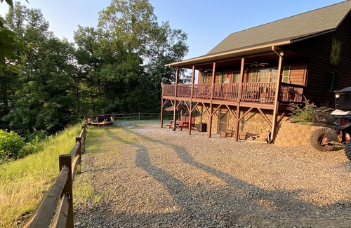 Purlear House | Cabin with sunset VIEWs for Miles! Close to Boone and Blue Ridge Parkway