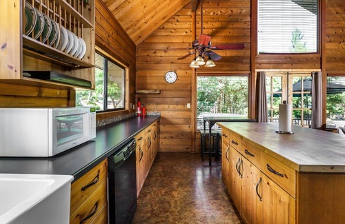 Groveland Cabin | Cabina De Alba - Charming and Modern by Yosemite Region Resorts