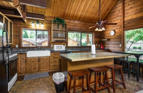 Groveland Cabin | Cabina De Alba - Charming and Modern by Yosemite Region Resorts