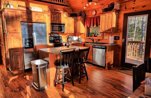 West Jefferson Cabin | Cabinlot-Open for Bookings! Lake Access, Pool Table, WIFI, Fire Pit