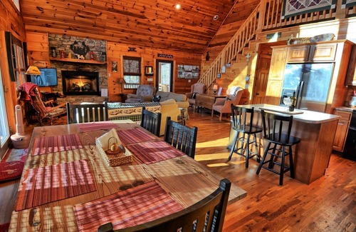 West Jefferson Cabin | Cabinlot-Open for Bookings! Lake Access, Pool Table, WIFI, Fire Pit