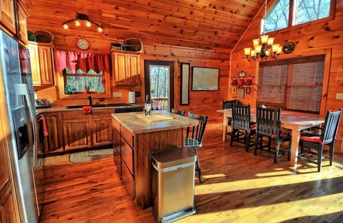 West Jefferson Cabin | Cabinlot-Open for Bookings! Lake Access, Pool Table, WIFI, Fire Pit