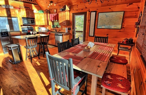 West Jefferson Cabin | Cabinlot-Open for Bookings! Lake Access, Pool Table, WIFI, Fire Pit