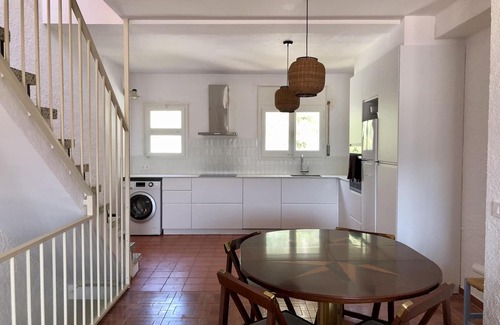 Llanca House | CABIONI - casa adosada con piscina comunitaria, cerca de la playa de Grifeu.