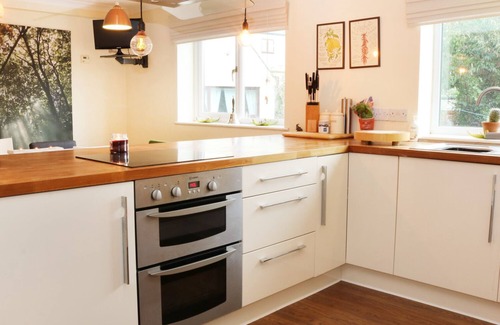 Cemaes Bay Cottage | CABLE HOUSE, pet friendly, luxury holiday cottage in Cemaes Bay