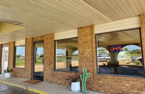Mountain Grove Hotel | Cactus Inn and Suites