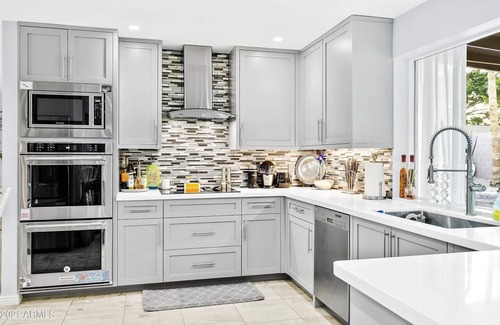 Shea Heights House | Cactus Manor, Heated Pool ! Putting Green! Centrally located