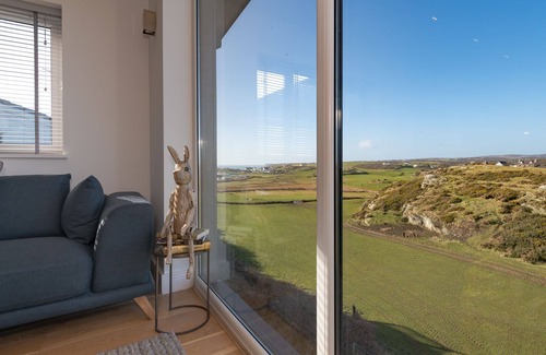 Trearddur Bay House | Cadair Arthur: Spacious Family Retreat in Trearddur Bay | Managed by Anglesey Holiday Lettings