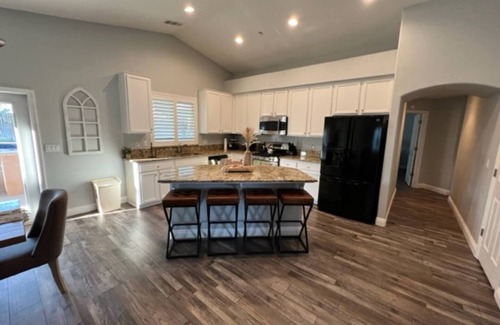 Greenacres House | Cadbury 4BR Outdoor Kitchen Sleeps 8 Peaceful