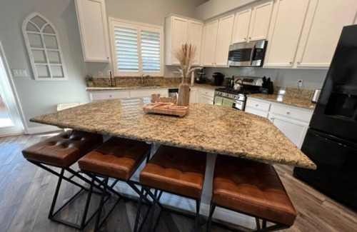 Greenacres House | Cadbury 4BR Outdoor Kitchen Sleeps 8 Peaceful