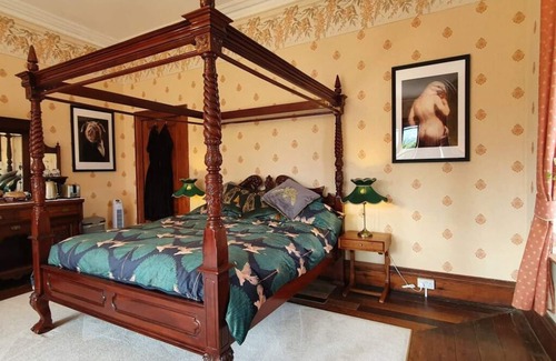 Dolgellau Bed & Breakfast | Cader suite at PenYcoed Hall incl Luxury Hot Tub