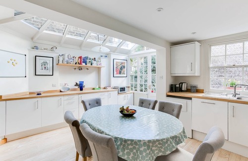 Brompton & Hans Town Apartment | Cadogan Street III by onefinestay
