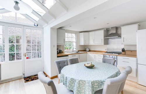 Brompton & Hans Town Apartment | Cadogan Street III by onefinestay