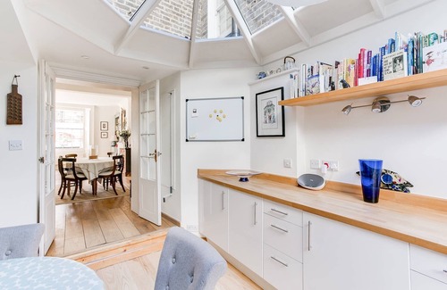 Brompton & Hans Town Apartment | Cadogan Street III by onefinestay