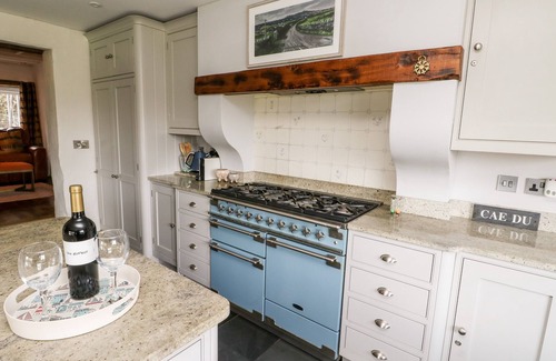 Dwyran House | CAE DU, pet friendly, with hot tub in Niwbwrch (Newborough)