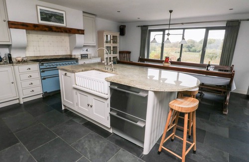 Dwyran House | CAE DU, pet friendly, with hot tub in Niwbwrch (Newborough)