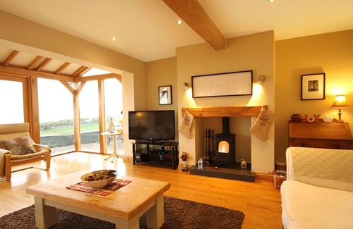 Criccieth Cottage | CAE'R DYNI (CAER DYNI), pet friendly, with open fire in Criccieth