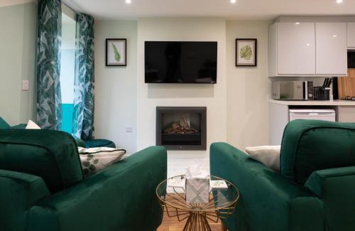 Hendrerwydd House | Caer Fedwen Barns Dyffryn Cottage King bed self catering with Hot Tub