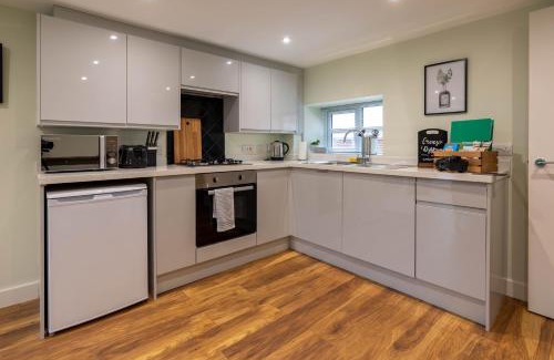 Hendrerwydd House | Caer Fedwen Barns Dyffryn Cottage King bed self catering with Hot Tub