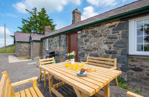 Bangor House | Caer Ffynnon - Three Bedroom House, Sleeps 6