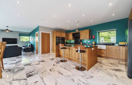 Talsarnau Cottage | CAERFFYNNON HOUSE, family friendly, with hot tub in Porthmadog
