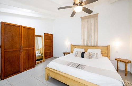 Los Pargos Hotel | Cafe Playa Negra Hotel