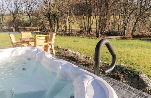 Llanfyllin Cottage | CAIN, romantic, character holiday cottage, with hot tub in Llanfyllin