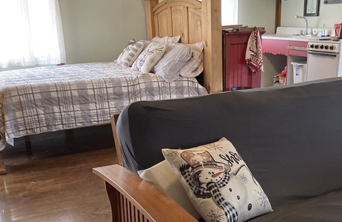 Edwards Cottage | Cairn Cottage~Lake of the Ozarks~MM69~hot tub~kayaks~SUPs~no extra fees