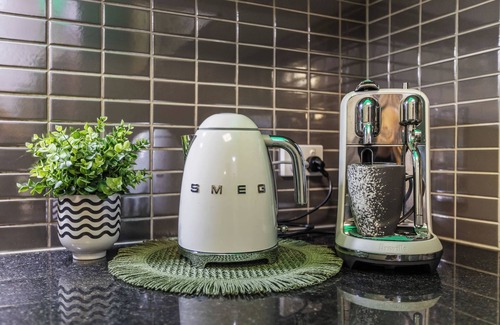 Westcourt Apartment | Cairns 2BR Jungle Retreat – Top Floor & Pool View
