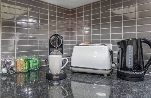 Westcourt Apartment | Cairns 2BR Palms Stay Top Floor & Pool View