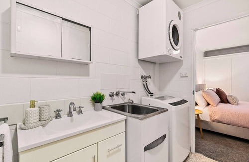 Edge Hill Apartment | Cairns Retro Studio Charm in Edge Hill