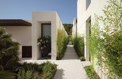 Dagbelen House | Caja by Maxx Royal