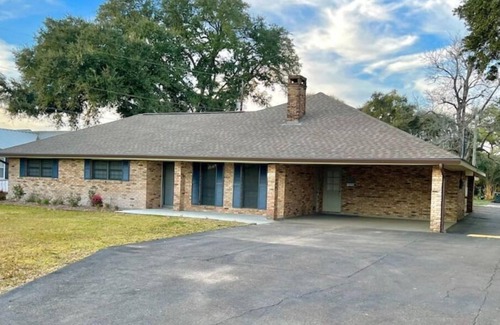 Scott House | Cajun Properties- 3 bedroom 2.5 bath, bonus room
