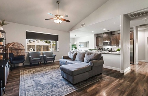 Chico Apartment | Cal King Hi-tech Vaca Pool Home | Ideal 4 Families