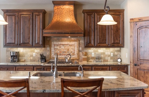 Sunriver Cabin | Caldera Hideaway with Golf Views, Patio & Hot Tub