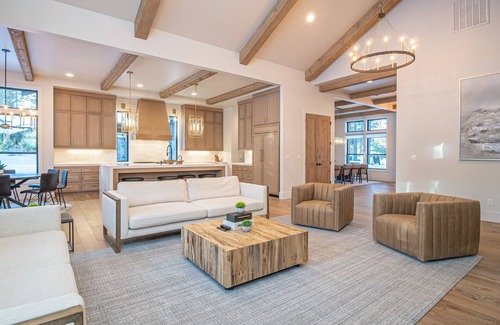 Sunriver House | Caldera Retreat with Hot Tub, A/C & Game Room