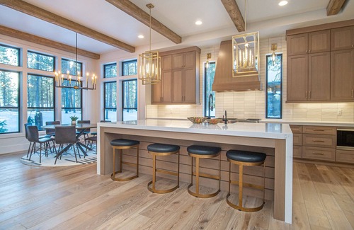 Sunriver House | Caldera Retreat with Hot Tub, A/C & Game Room
