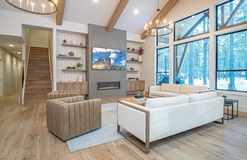 Sunriver House | Caldera Retreat with Hot Tub, A/C & Game Room