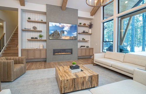 Sunriver House | Caldera Retreat with Hot Tub, A/C & Game Room