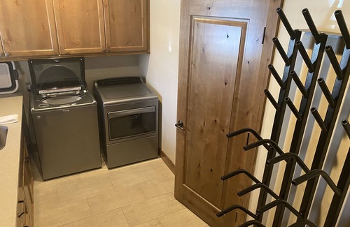 Sunriver House | Caldera Springs Escape with Hot Tub, BBQ & Game Room