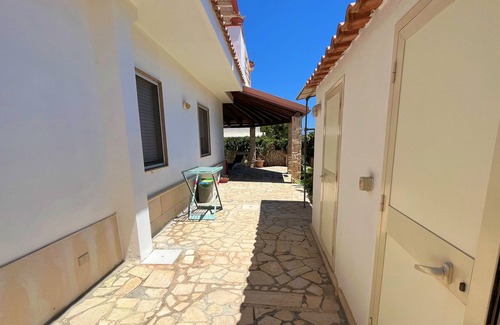 Reitani Apartment | Calendula 6poets bed a stone's throw from the sea