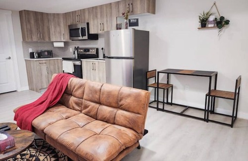 Calgary House | Calgary Cozy Nest | 2BR Suiten
