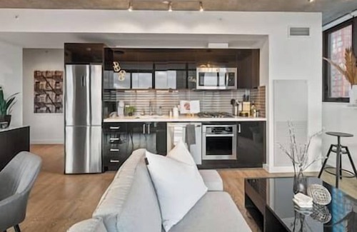 Connaught Apartment | Calgary Tower View | King Bed |AC | Gym | 2BR