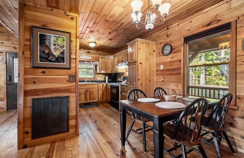 Blue Ridge Cabin | Calico Cabin Spacious mountain retreat 2 miles from downtown Blue Ridge, GA