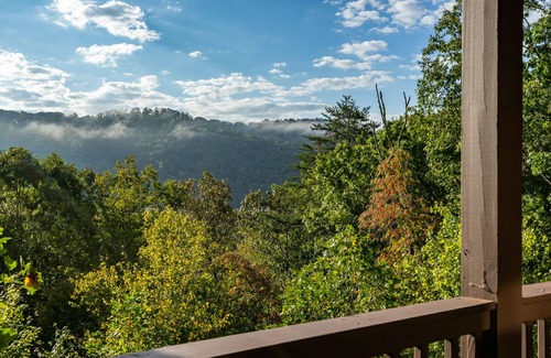Blue Ridge Cabin | Calico Cabin Spacious mountain retreat 2 miles from downtown Blue Ridge, GA