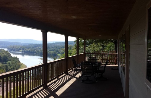 Calico Rock Cabin | Calico Rock Cabin-406 Calico St 302 Chessmond Ferry Rd viewing the White River