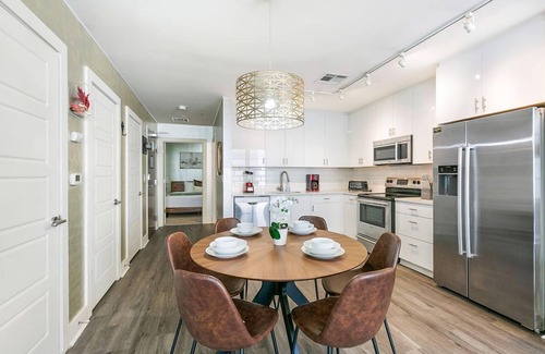 Central Business District Hotel | California Building Oasis: 1BR Condo in Vibrant New Orleans