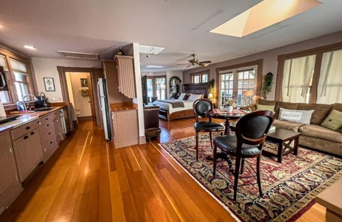 Jacksonville House | California Cottage: Downtown!