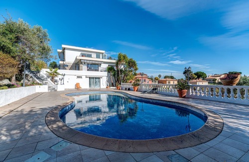 Montaleigne Villa | Californian villa with large pool, 15 minutes from the beach