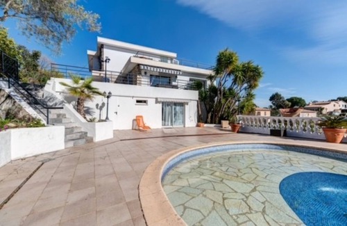 Montaleigne Villa | Californian villa with large pool, 15 minutes from the beach